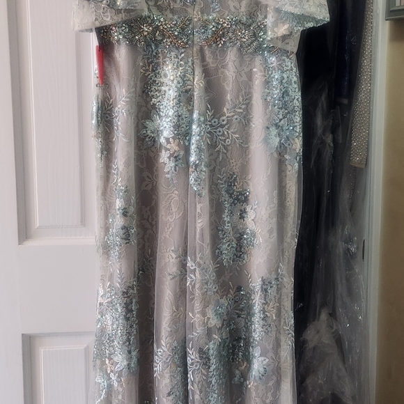 Mac Duggal BELL SLEEVE FLORAL EMBELLISHED GOWN **NOT SAMPLE - Picture 7 of 11